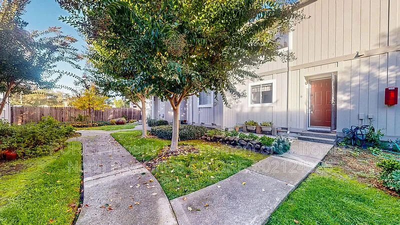 27 Front St #D
