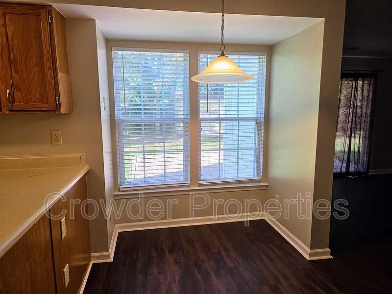 4 bed, 2.5 bath, 1998 sqft, $2,400 — Photo 4
