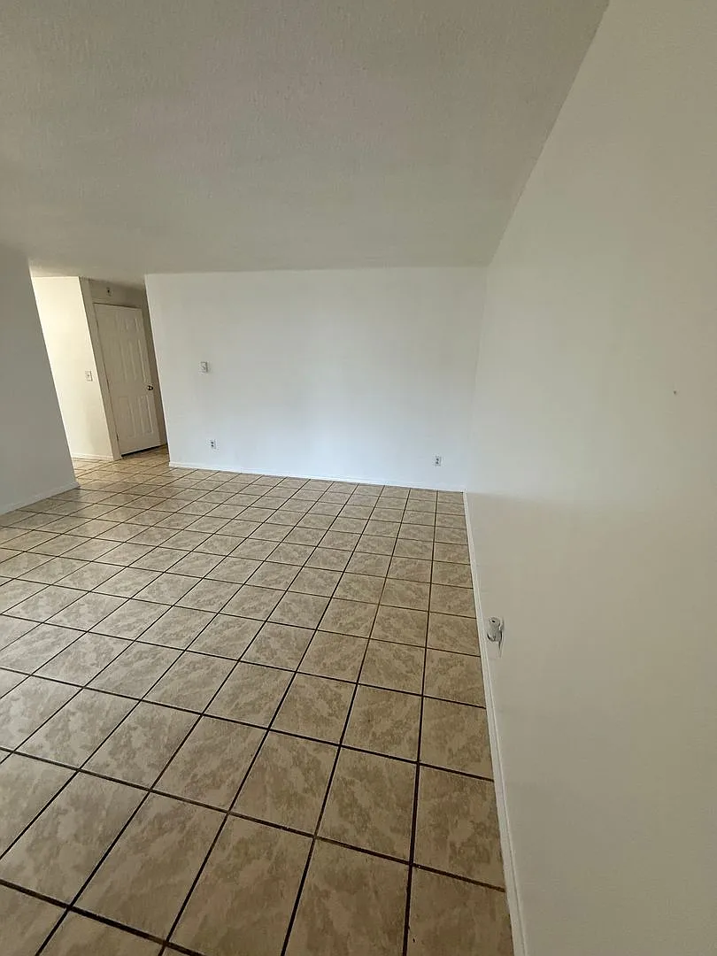Rochelle Apartments — Photo 1