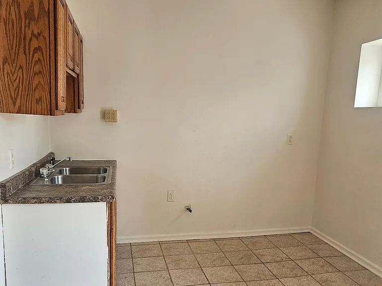1618 Albert St #A — Photo 6