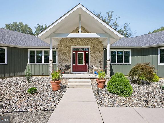 3rd image of 114 Hillside Rd