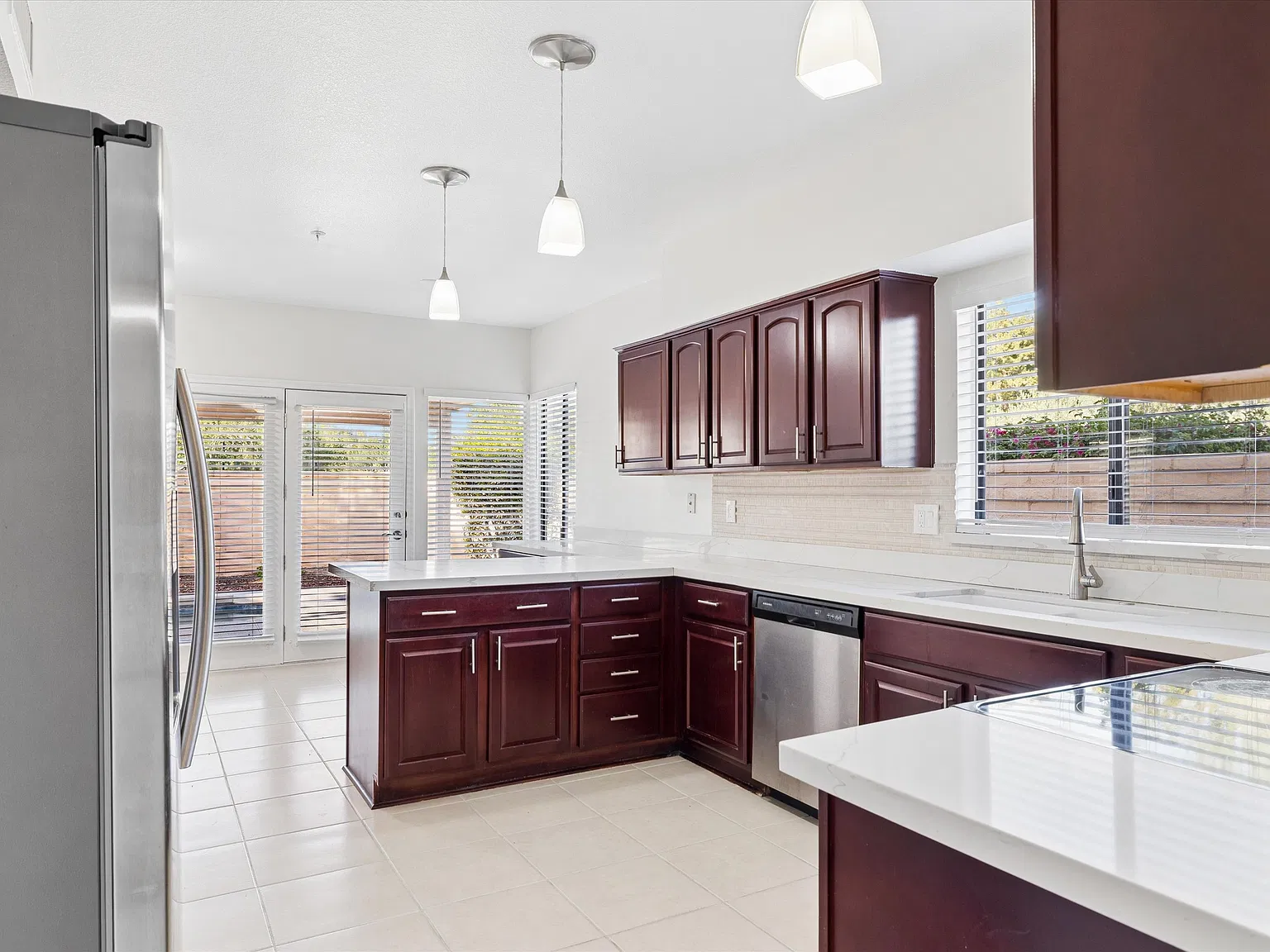 3 bed, 2046 sqft, $3,599 — Photo 2