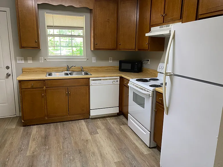 23135 Lincoln St #B — Photo 3