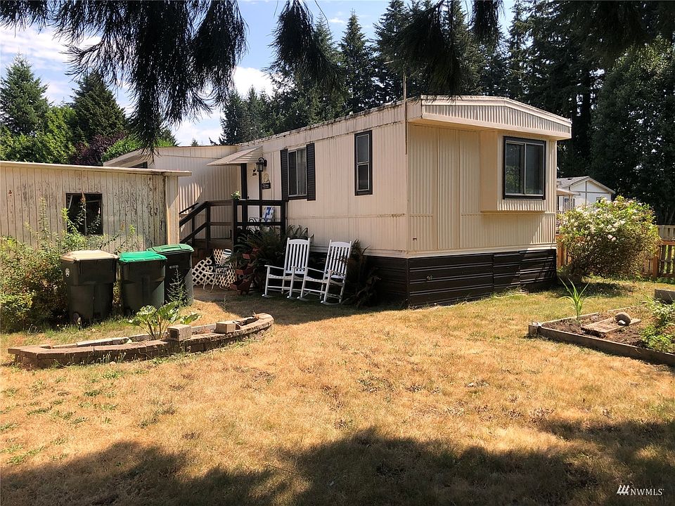 Large backyard for your enjoyment. >