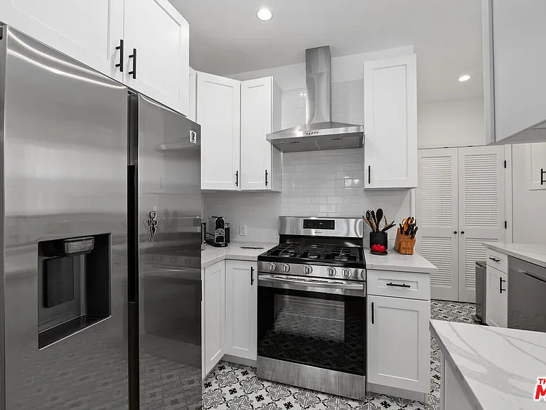1270 N Hayworth Ave — Photo 9