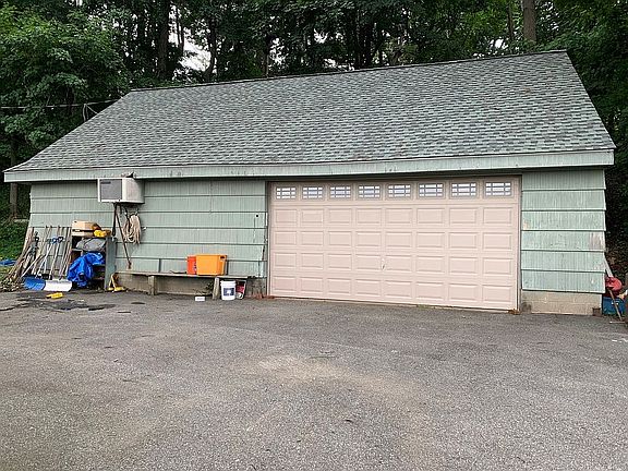 Garage/workshop (w/ loft)
