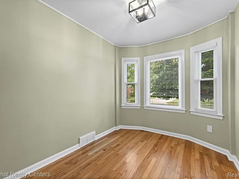 4521 Elmwood Ave — Photo 18