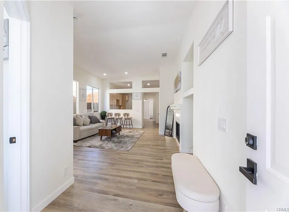 3 bed, 1040 sqft, $3,399 — Photo 2