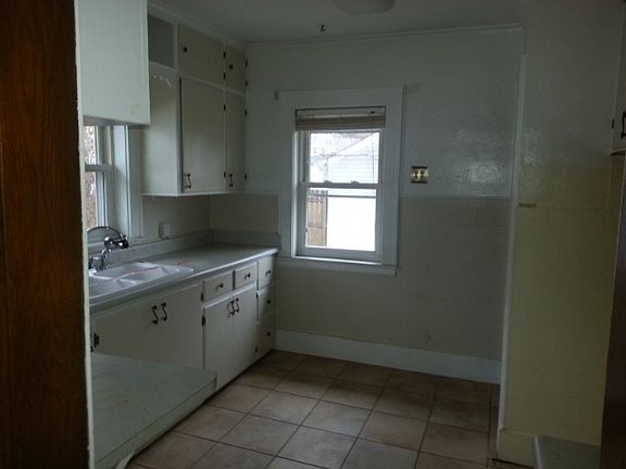 4th image of 902 E Irvington Ave