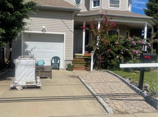 82 President St, Freeport, NY 11520