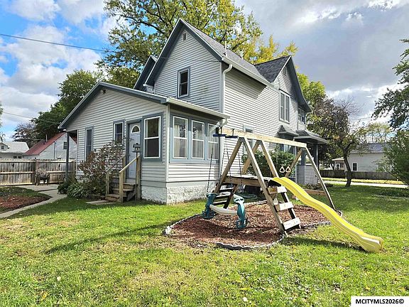 2nd image of 424 8th St SE