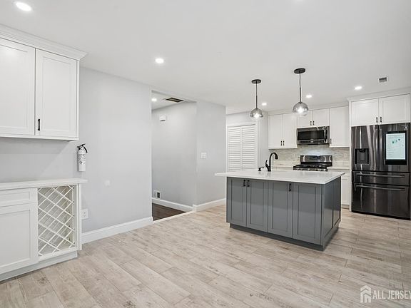 4th image of 31 Byrnes Ln E