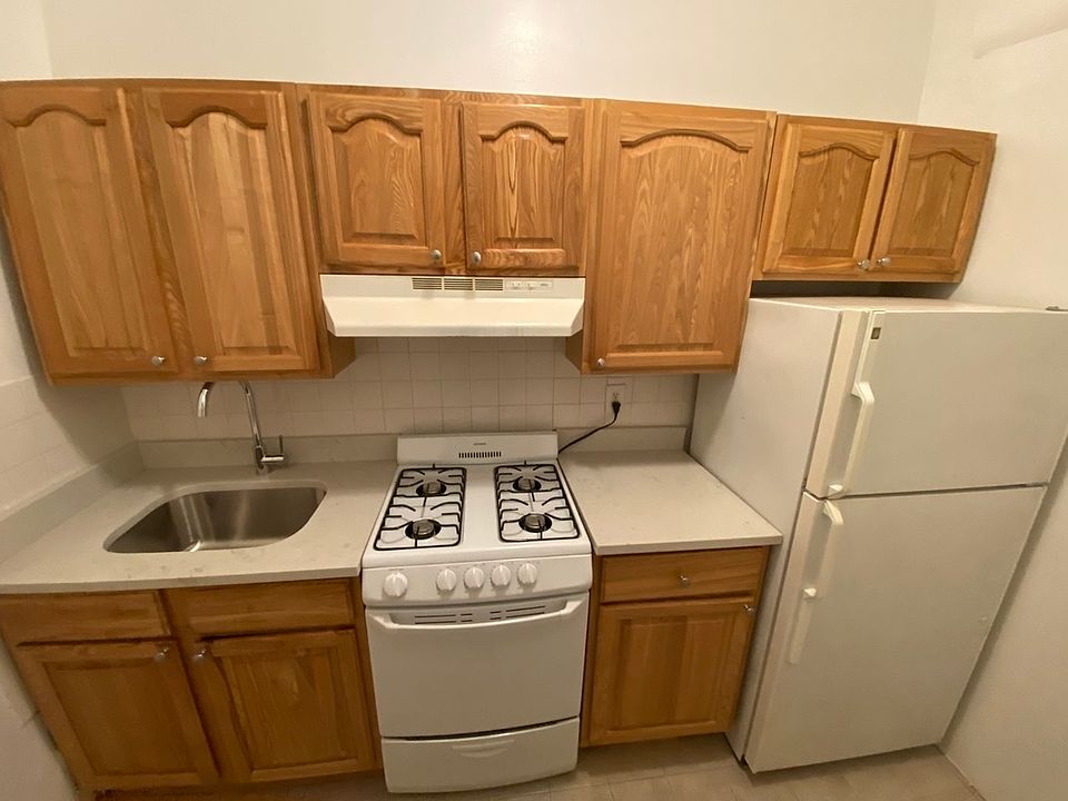 2nd image of 449 E 84th St APT 1B