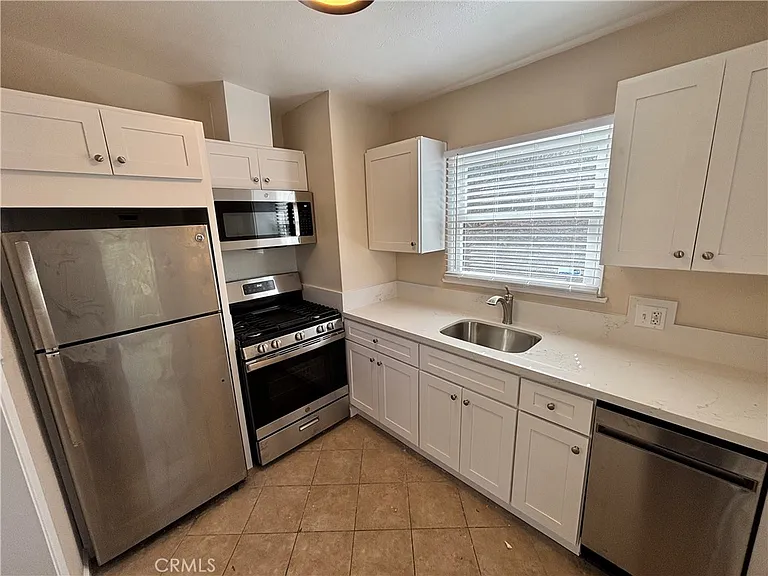 132 S Batavia St — Photo 8