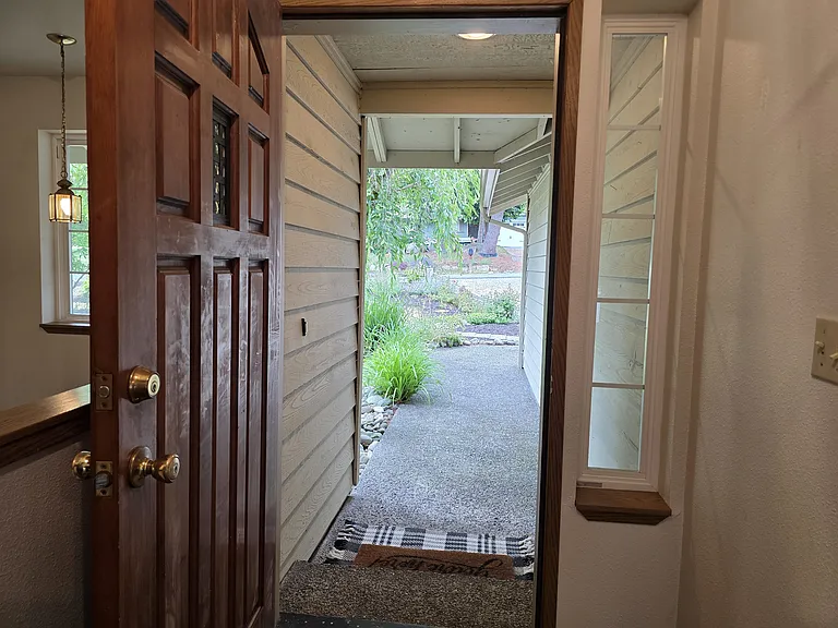384 Selkirk Dr — Photo 35