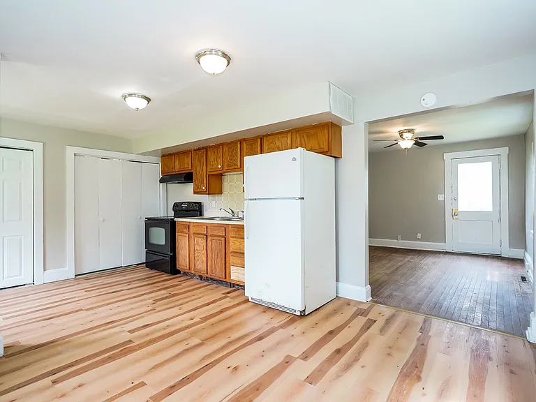 20 Vernon Ave — Photo 1