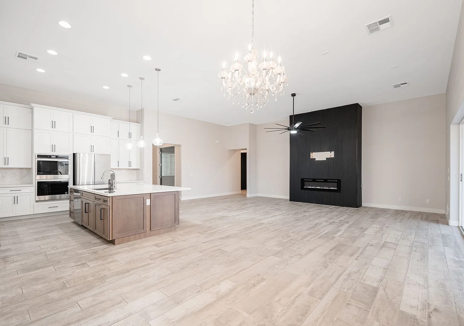 Luxury Estate on 1+ Acre | 6 Beds, Mountain Views & 4-Car Garage — Photo 4
