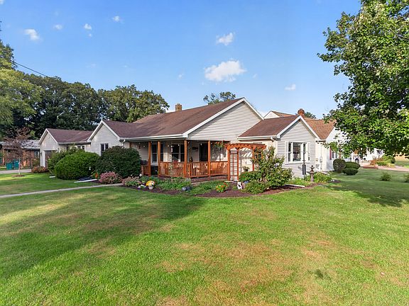 3rd image of 901 Lowden Rd