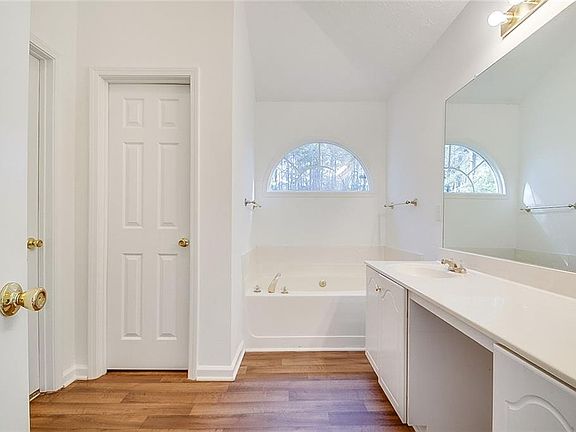 4th image of 5802 Silverthorn Dr