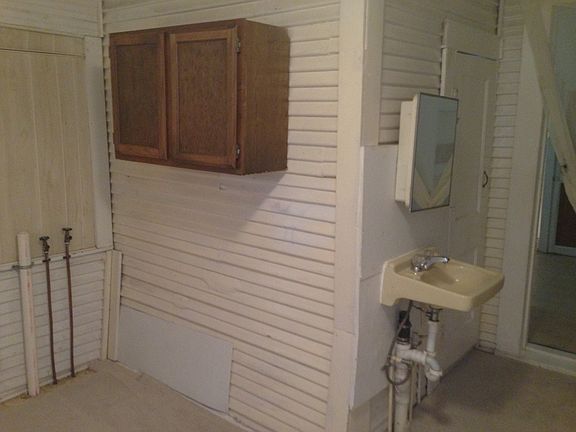 wash room w/sink