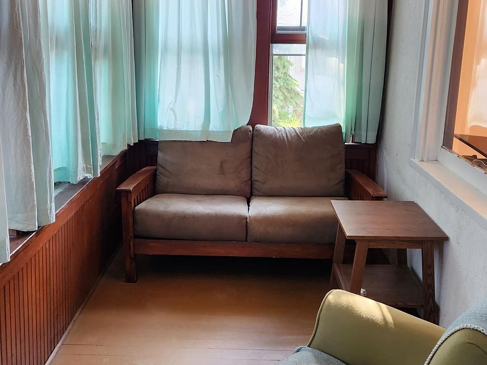 1st image of 942 Rose Ave E #1