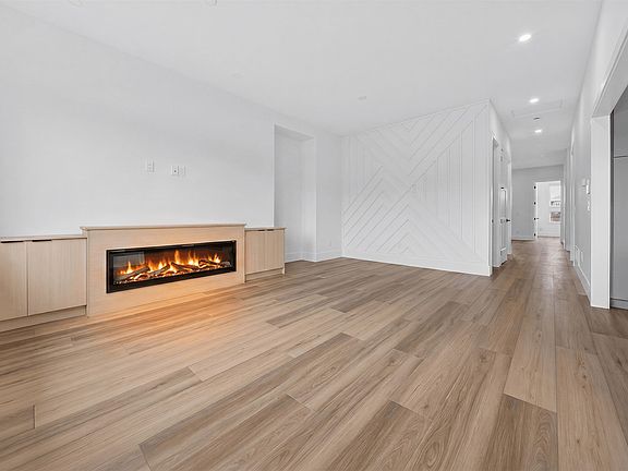 3rd image of 46060 Southlands Cres