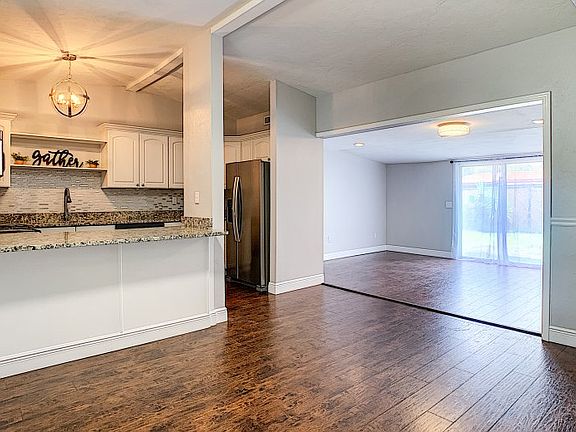 5th image of 530 Broxburn Ave