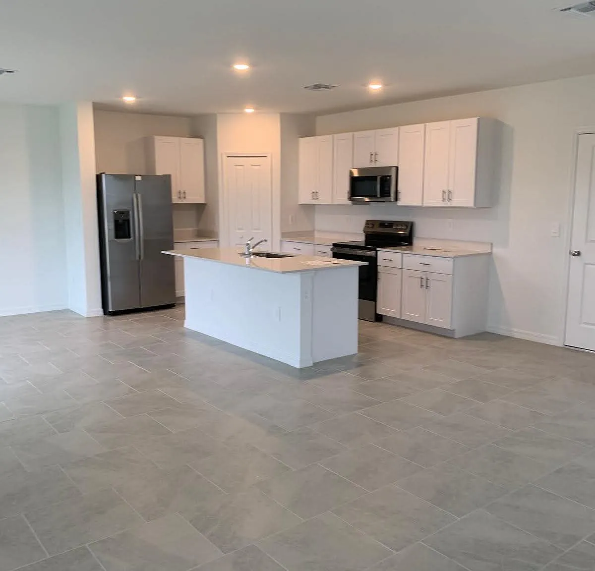 4 bed, 2.5 bath, 1800 sqft, $2,550 — Photo 3