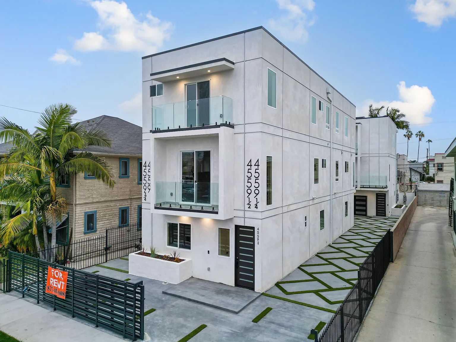 Modern Townhomes in Mid-City — Photo 2