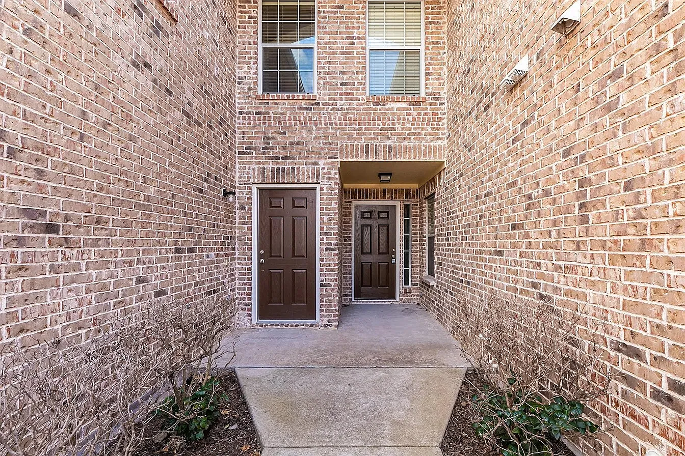 3 bed, 2.5 bath, 1939 sqft, $2,400 — Photo 3