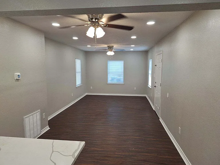 402 Azalea Dr — Photo 8