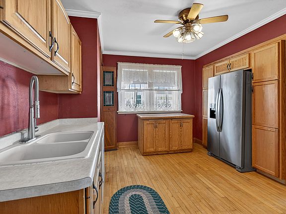 3rd image of 825 Metomen St