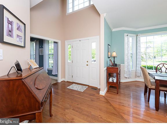 5th image of 221 Hidden Creek Dr