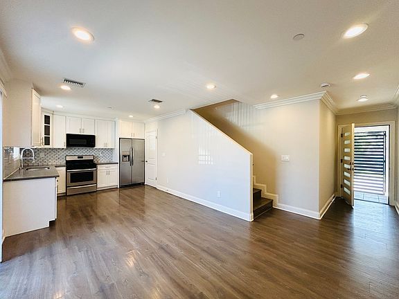 2nd image of 7205 S La Cienega Blvd #7209