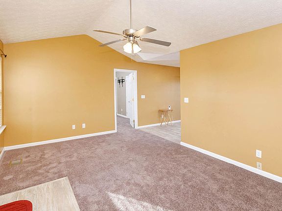 5th image of 581 Birchwood Cir