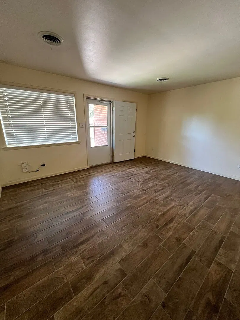 SW 24TH 110 — Photo 3