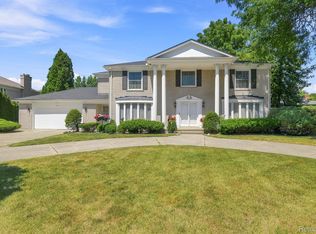60 Stillmeadow Ln, Grosse Pointe Shores, MI 48236