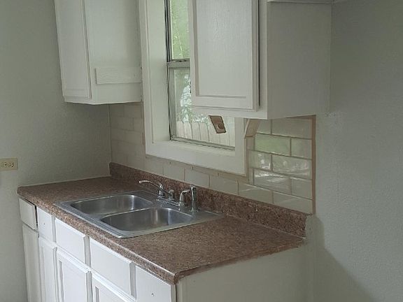 4th image of 110 Dumoulin Ave