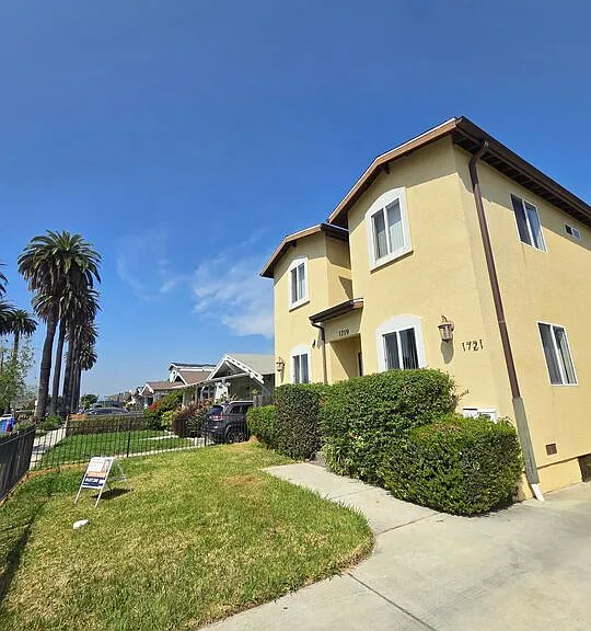 1721 W 39th Pl — Photo 1