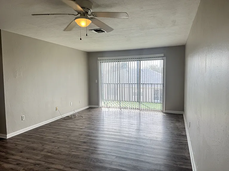 2826 SE Santa Barbara Pl — Photo 5