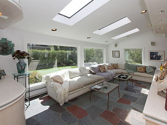 4th image of 6 Canterbury Ln
