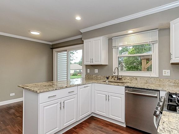 4th image of 149 Larchmont Ln
