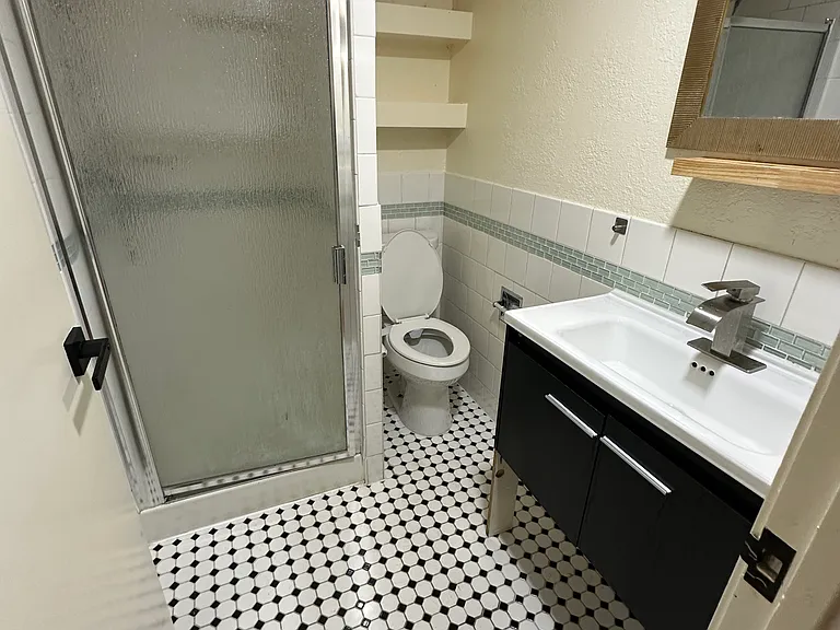 Bathroom 6'08 x 5'