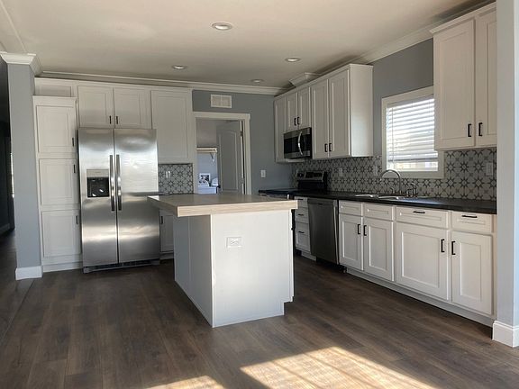 4th image of 129 Pineland Ave #125