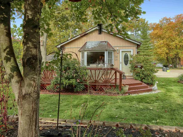 1519 Clinton St, Algonac, MI 48001