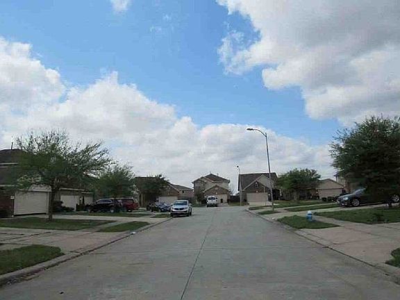 Exterior Neighborhood (street photo)