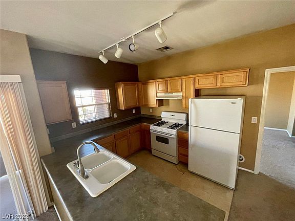 4th image of 3920 Legend Hills St Unit 201