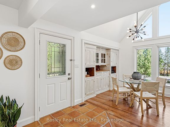 5th image of 164 Bay St W