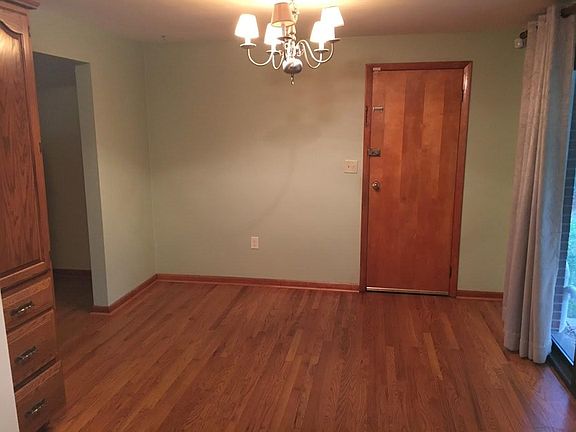 5th image of 305 Sun Valley Dr