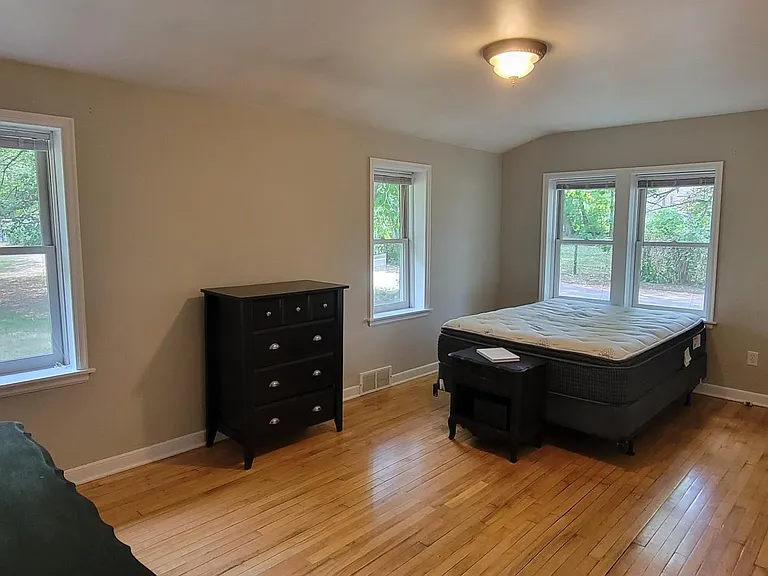 Master bedroom. Multiple places for a bed (Even a king size!)